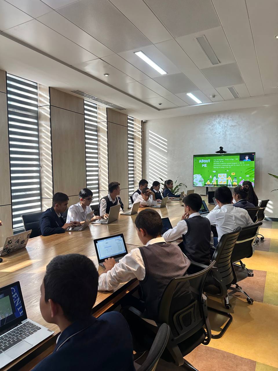 EcoEducation छात्र मिलकर काम कर रहे हैं